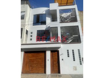 🏡 ¡Casa en Venta en la Urbanización Los Granados – Ideal para Familias e Inversores! 🏡

Esta espaciosa y versátil propiedad es perfecta para quienes