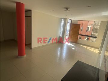🏡 ¡Casa en Venta en la Urbanización Los Granados – Ideal para Familias e Inversores! 🏡

Esta espaciosa y versátil propiedad es perfecta para quienes