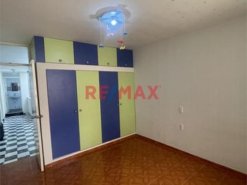 🏡 ¡Casa en Venta en la Urbanización Los Granados – Ideal para Familias e Inversores! 🏡

Esta espaciosa y versátil propiedad es perfecta para quienes