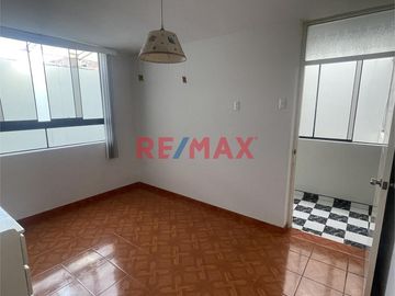 🏡 ¡Casa en Venta en la Urbanización Los Granados – Ideal para Familias e Inversores! 🏡

Esta espaciosa y versátil propiedad es perfecta para quienes