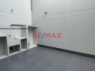 🏡 ¡Casa en Venta en la Urbanización Los Granados – Ideal para Familias e Inversores! 🏡

Esta espaciosa y versátil propiedad es perfecta para quienes