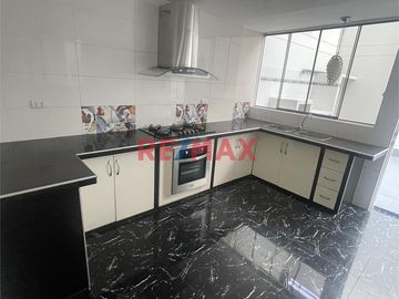 🏡 ¡Casa en Venta en la Urbanización Los Granados – Ideal para Familias e Inversores! 🏡

Esta espaciosa y versátil propiedad es perfecta para quienes