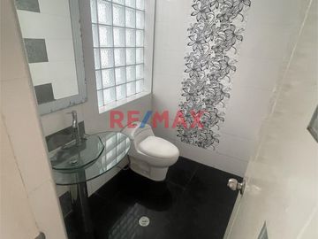 🏡 ¡Casa en Venta en la Urbanización Los Granados – Ideal para Familias e Inversores! 🏡

Esta espaciosa y versátil propiedad es perfecta para quienes