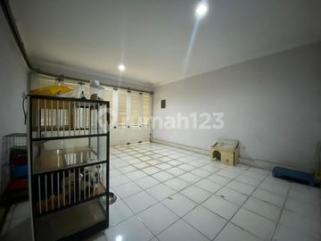 Rumah Luas dan Nyaman Dengan SwimPool Pribadi di Kemang