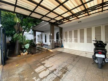Rumah Luas dan Nyaman Dengan SwimPool Pribadi di Kemang