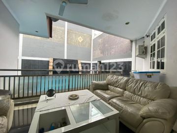 Rumah Luas dan Nyaman Dengan SwimPool Pribadi di Kemang
