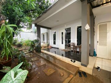 Rumah Luas dan Nyaman Dengan SwimPool Pribadi di Kemang