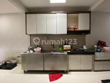 Rumah Luas dan Nyaman Dengan SwimPool Pribadi di Kemang