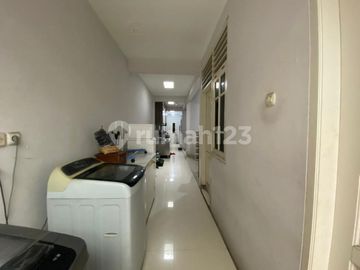 Rumah Luas dan Nyaman Dengan SwimPool Pribadi di Kemang