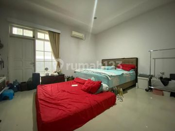 Rumah Luas dan Nyaman Dengan SwimPool Pribadi di Kemang