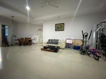 Rumah Luas dan Nyaman Dengan SwimPool Pribadi di Kemang
