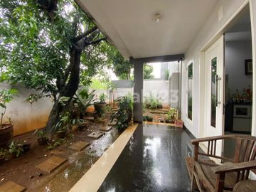 Rumah Luas dan Nyaman Dengan SwimPool Pribadi di Kemang