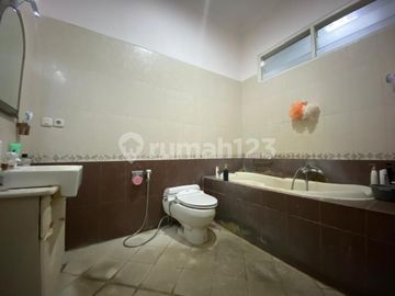 Rumah Luas dan Nyaman Dengan SwimPool Pribadi di Kemang