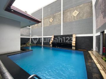 Rumah Luas dan Nyaman Dengan SwimPool Pribadi di Kemang