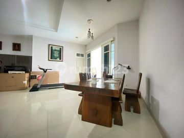 Rumah Luas dan Nyaman Dengan SwimPool Pribadi di Kemang