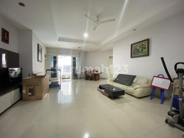 Rumah Luas dan Nyaman Dengan SwimPool Pribadi di Kemang