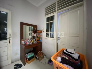 Rumah Luas dan Nyaman Dengan SwimPool Pribadi di Kemang