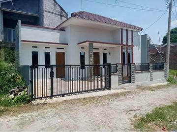 Rumah strategis tanah luas harga murah,row jalan cukup 2 mobil,tunggu apa segera buking
