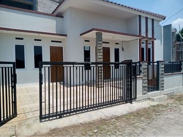 Rumah strategis tanah luas harga murah,row jalan cukup 2 mobil,tunggu apa segera buking