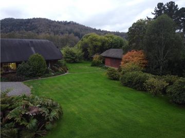Hermosa casa patronal en parcela de 5000 m2 con borde de rio navegable