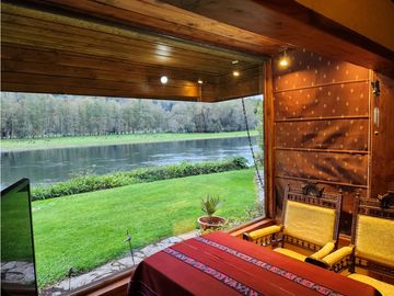Hermosa casa patronal en parcela de 5000 m2 con borde de rio navegable