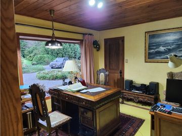 Hermosa casa patronal en parcela de 5000 m2 con borde de rio navegable