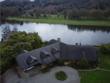 Hermosa casa patronal en parcela de 5000 m2 con borde de rio navegable