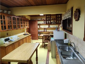 Hermosa casa patronal en parcela de 5000 m2 con borde de rio navegable