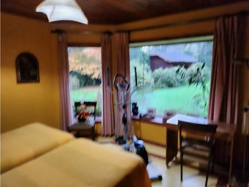 Hermosa casa patronal en parcela de 5000 m2 con borde de rio navegable