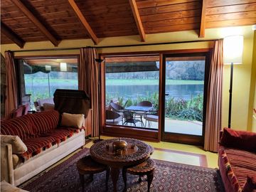 Hermosa casa patronal en parcela de 5000 m2 con borde de rio navegable