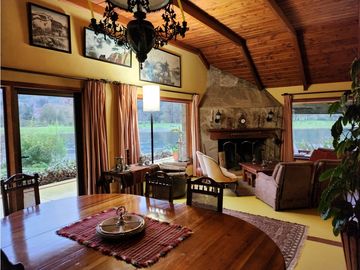 Hermosa casa patronal en parcela de 5000 m2 con borde de rio navegable