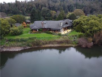 Hermosa casa patronal en parcela de 5000 m2 con borde de rio navegable