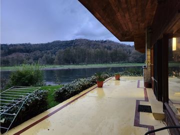 Hermosa casa patronal en parcela de 5000 m2 con borde de rio navegable