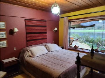 Hermosa casa patronal en parcela de 5000 m2 con borde de rio navegable