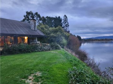 Hermosa casa patronal en parcela de 5000 m2 con borde de rio navegable