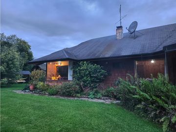 Hermosa casa patronal en parcela de 5000 m2 con borde de rio navegable