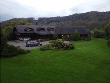 Hermosa casa patronal en parcela de 5000 m2 con borde de rio navegable