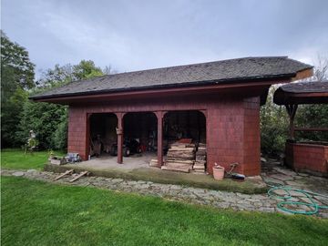 Hermosa casa patronal en parcela de 5000 m2 con borde de rio navegable