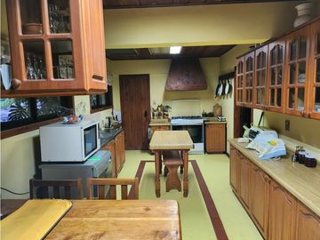 Hermosa casa patronal en parcela de 5000 m2 con borde de rio navegable
