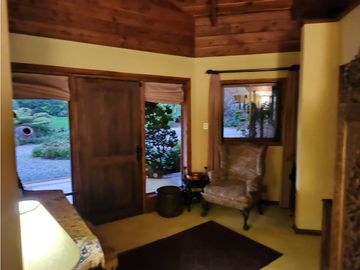 Hermosa casa patronal en parcela de 5000 m2 con borde de rio navegable