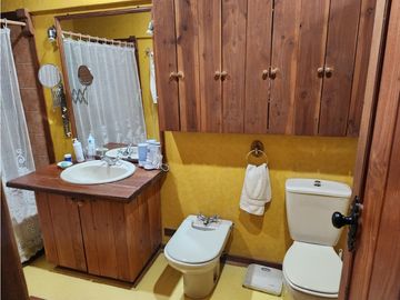 Hermosa casa patronal en parcela de 5000 m2 con borde de rio navegable