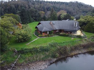 Hermosa casa patronal en parcela de 5000 m2 con borde de rio navegable