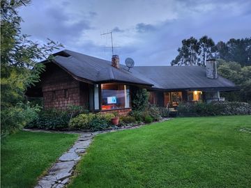 Hermosa casa patronal en parcela de 5000 m2 con borde de rio navegable