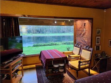 Hermosa casa patronal en parcela de 5000 m2 con borde de rio navegable