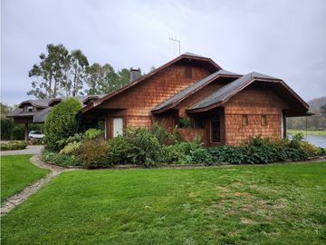 Hermosa casa patronal en parcela de 5000 m2 con borde de rio navegable