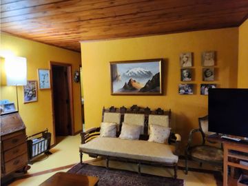 Hermosa casa patronal en parcela de 5000 m2 con borde de rio navegable