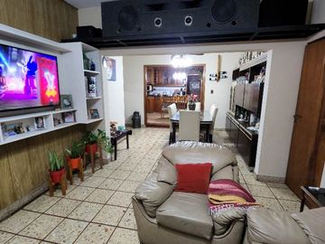 Casa con Departamento en venta en Caseros
