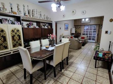 Casa con Departamento en venta en Caseros