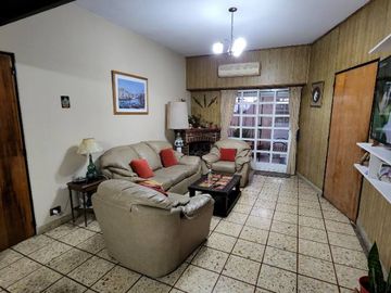 Casa con Departamento en venta en Caseros