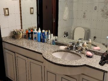 Casa con Departamento en venta en Caseros
